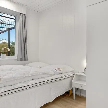 4 Bedroom Lovely In Holiday home Hejls