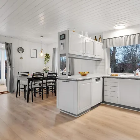 Vakantiehuis 4 Bedroom Lovely In *