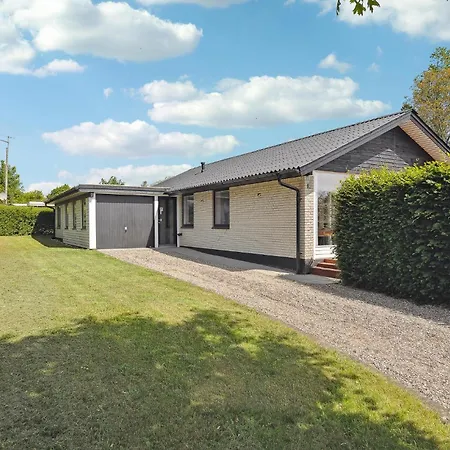 4 Bedroom Lovely In Vakantiehuis Hejls